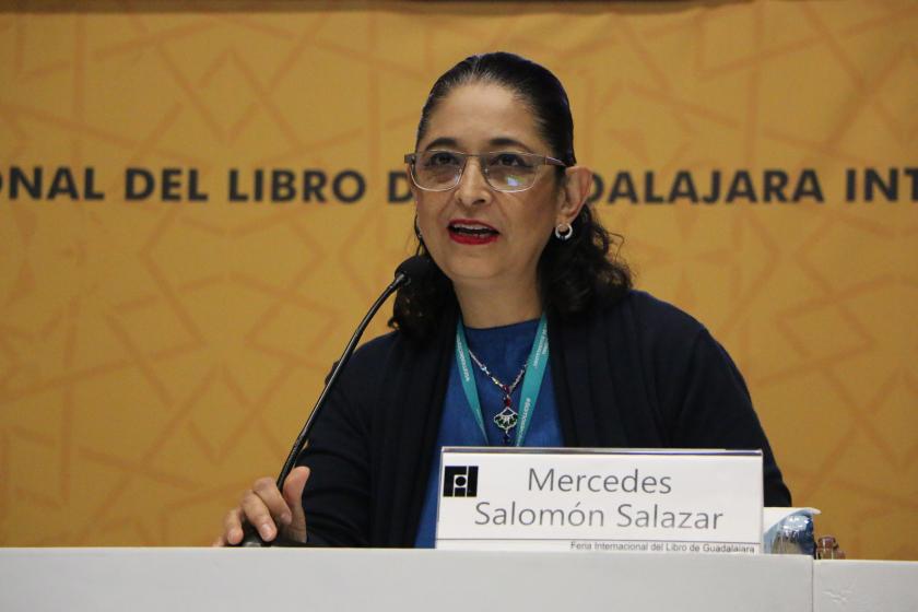 En la imagen se encuentra una fotografía de Mercedes Salomón Salazar compartiéndonos la conferencia magistral: Primeros Libros y Marcas de Fuego. Proyectos digitales para profundizar en el estudio de los impresos mexicanos del siglo XVI